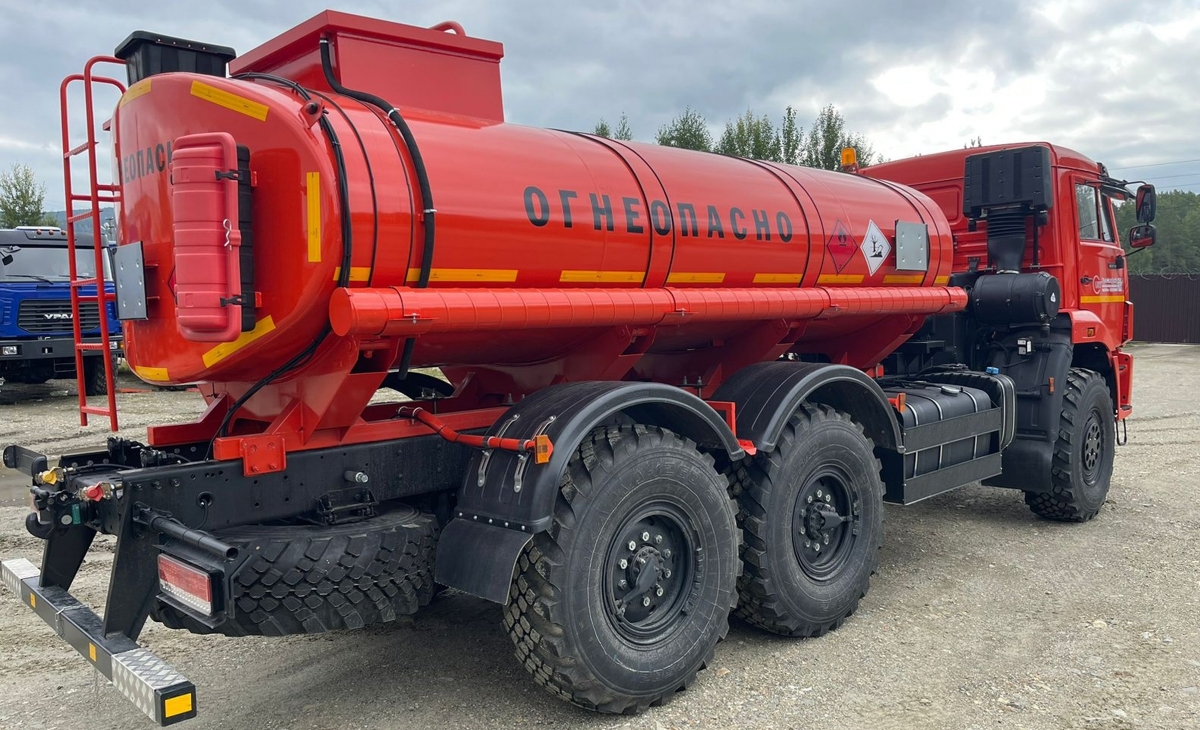 Надпись «Огнеопасно» на автоцистерне